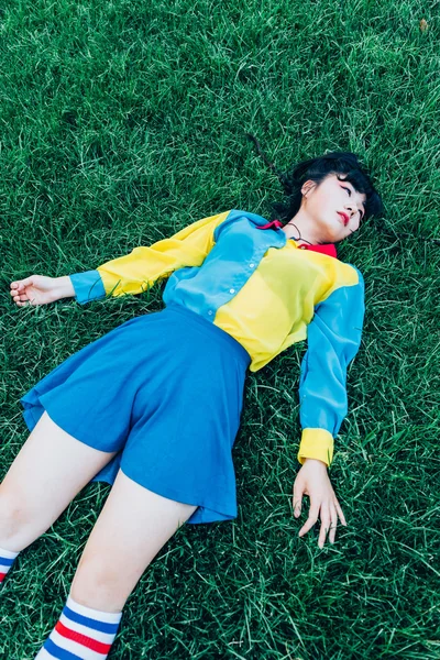 Asian kobieta, leżąc na trawie relaks — Zdjęcie stockowe