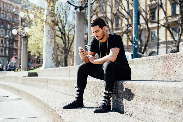 Hombre en la acera usando un teléfono inteligente — Foto de Stock