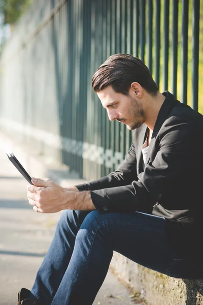 Uomo che utilizza compresse — Foto Stock