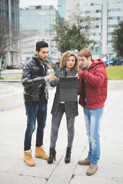 Gente de negocios multirraciales trabajando al aire libre —  Fotos de Stock