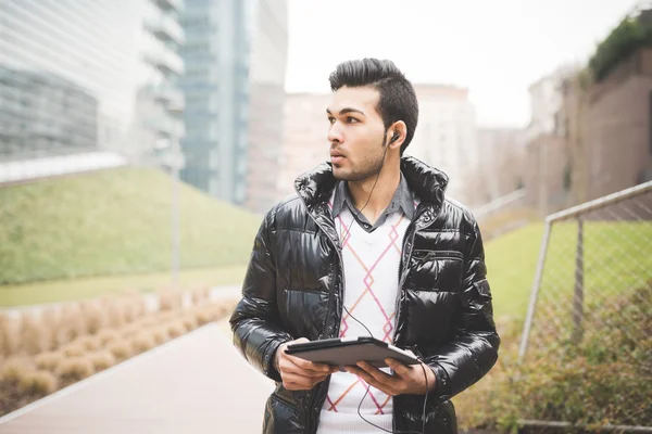 Empresario indio escuchando música — Foto de Stock