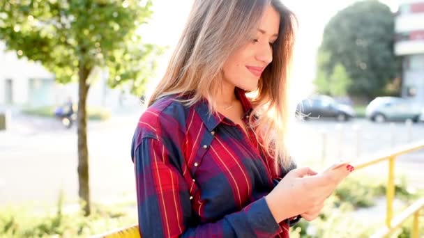 Mujer en la ciudad usando smartphone — Vídeos de Stock