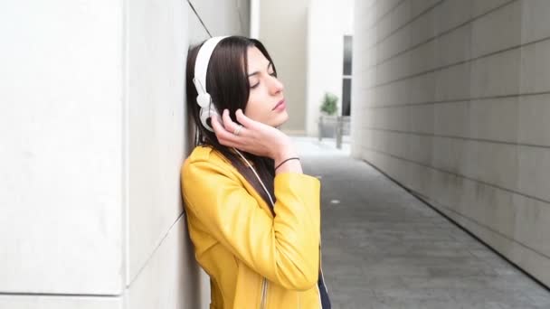 Mujer escuchando música con auriculares — Vídeos de Stock