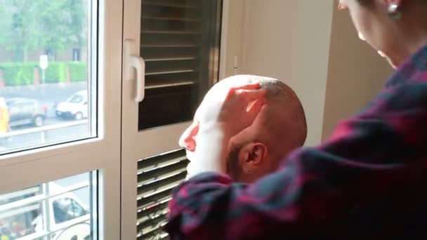 Mujer peluquero corte de pelo con afeitadora — Vídeo de stock