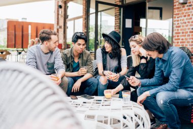 arkadaşlar bir barda oturmuş içki içiyorum