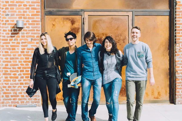 Amigos multiétnicos caminando al aire libre en la ciudad — Foto de Stock