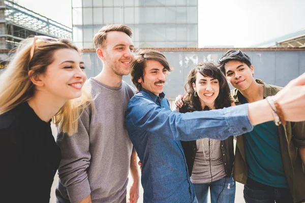 Amigos multiétnicos tomando una selfie — Foto de Stock