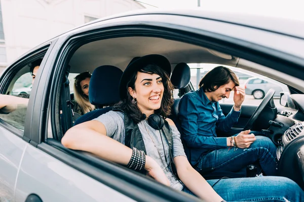 Amigos multiétnicos viajando no carro — Fotografia de Stock