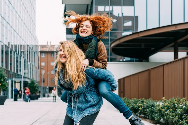 Femmes amis avoir du plaisir en plein air — Photo