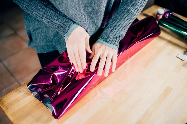 Mujer envolviendo regalo de Navidad —  Fotos de Stock