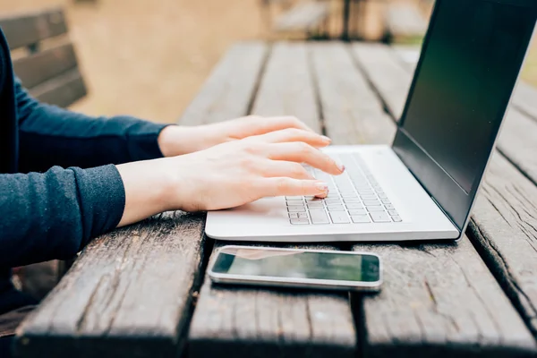 Femme tapant sur le clavier de l'ordinateur portable — Photo