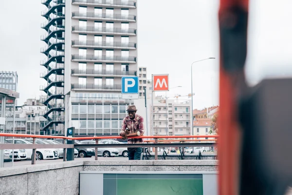 アフロの黒人男性が、手すりにもたれて — ストック写真