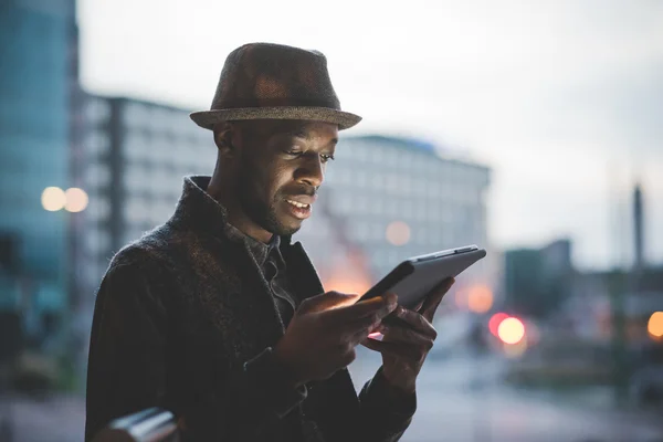 Afro orang kulit hitam menggunakan tablet — Stok Foto