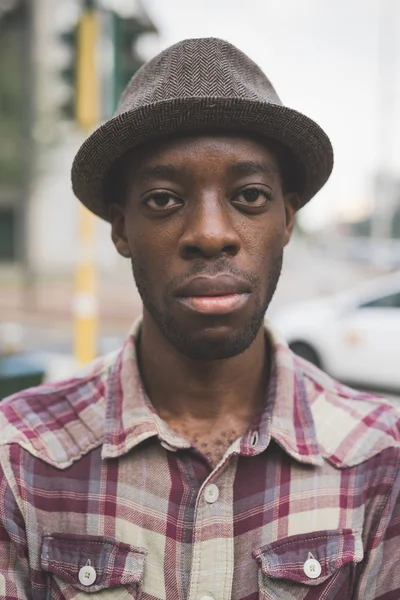Afro negro hombre mirando en cámara — Foto de Stock