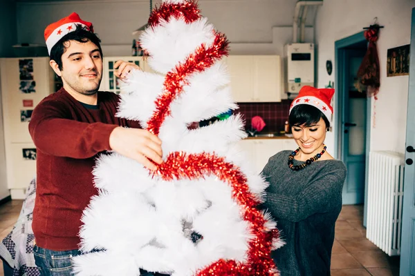 Hombre y mujer decorando el árbol de Navidad — Foto de Stock