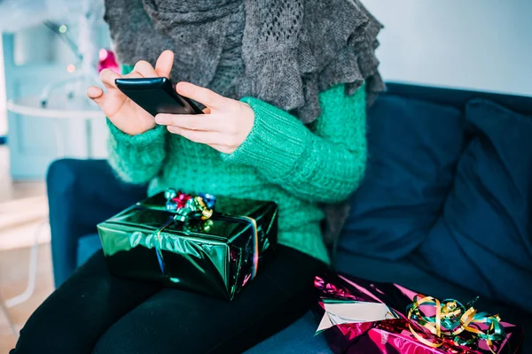 Donna toccando sullo schermo di uno smartphone — Foto Stock