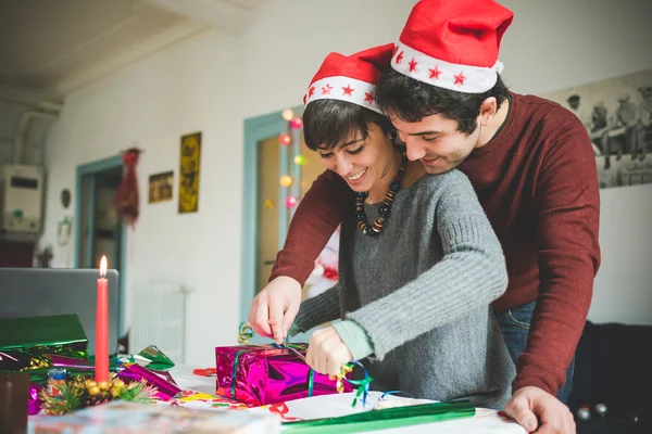 Coppia avvolgendo regalo di Natale — Foto Stock