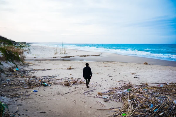 Deniz kenarında geziniyor adam — Stok fotoğraf
