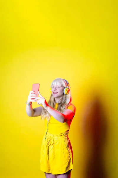 Jonge Mooie Blanke Vrouw Neemt Selfie Gele Achtergrond Geïsoleerde Blonde — Stockfoto