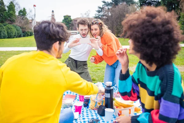 Čtyři Veselí Přátelé Rozmanité Multietnické Baví Dělat Pic Nic Parku — Stock fotografie