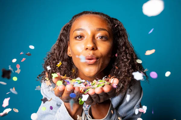 Beautiful Young Woman Studio Shot Blowing Confetti Απομονωμένη Μαύρη Γυναίκα — Φωτογραφία Αρχείου