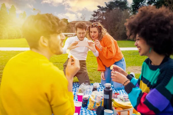 Čtyři Veselí Přátelé Rozmanité Multietnické Baví Dělat Pic Nic Parku — Stock fotografie