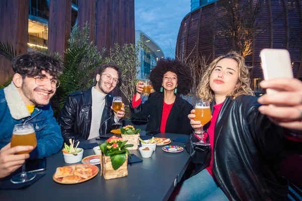 Gruppe Von Vier Multiethnischen Menschen Clubbing Die Auf Ein Selfie — Stockfoto