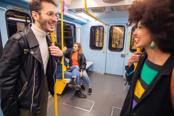 Amici Multietnici Che Viaggiano Sottoterra Chiacchierando Insieme Divertendosi Godersi Viaggio — Foto Stock