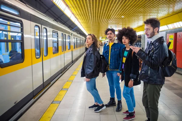 Groupe Quatre Personnes Multiethniques Banlieusards Touristiques Dans Métro Attendant Métro — Photo