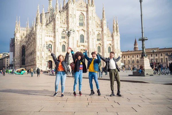 Grupo Amigos Para Personas Multiétnicas Celebrando Frente Catedral Milán Levantando —  Fotos de Stock