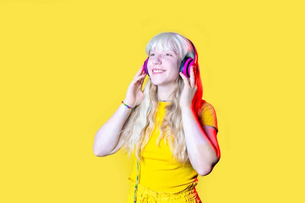 Studio Schoot Jonge Blonde Kaukasische Vrouw Gele Achtergrond Genieten Van — Stockfoto