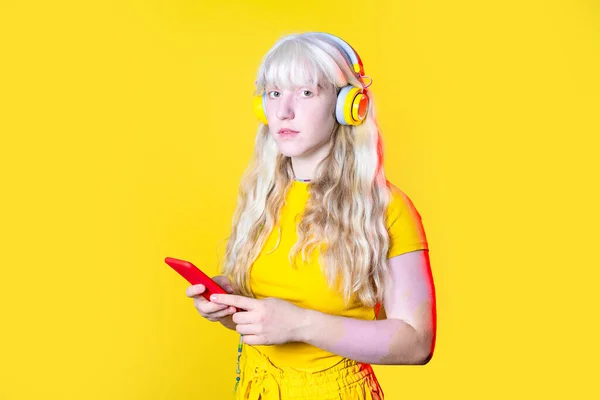 Estudio Disparo Joven Rubia Mujer Caucásica Sobre Fondo Amarillo Disfrutando —  Fotos de Stock