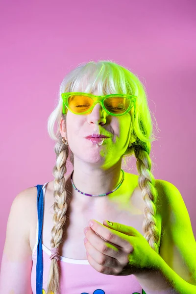 Studio Shot Hippy Juguetona Mujer Caucásica Soplando Estallando Masticando Goma — Foto de Stock
