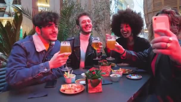 Grupo Cuatro Personas Multiétnicas Haciendo Brindis Tomando Selfie Celebrando Juntos — Vídeo de stock