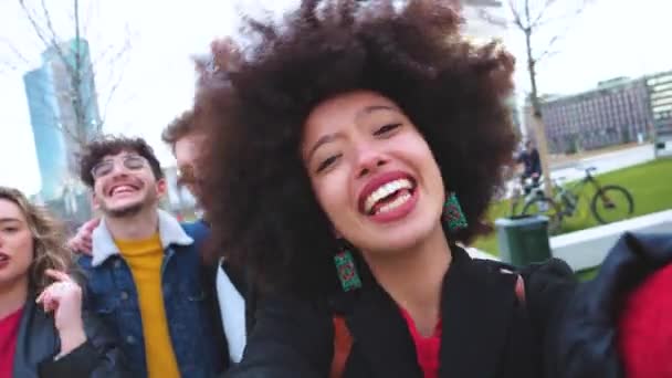 Négy Többnemzetiségű Barátból Álló Csoport Akik Szabadban Sétálnak Szelfit Készítenek — Stock videók