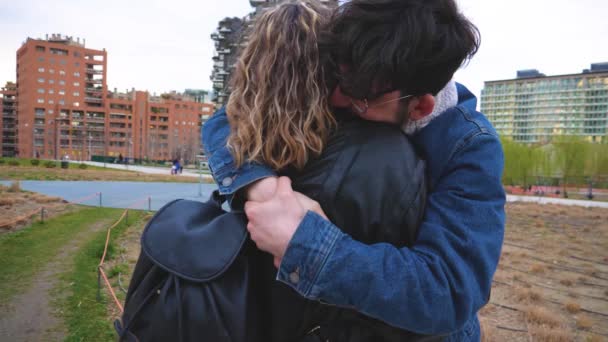 Rallentatore Due Amici Caucasici Amanti All Aperto Abbraccio Romantico Mostrando — Video Stock