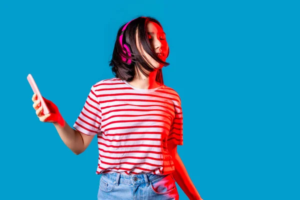 Jong Mooi Aziatisch Vrouw Dansen Indoor Blauw Baground Holding Smartphone — Stockfoto