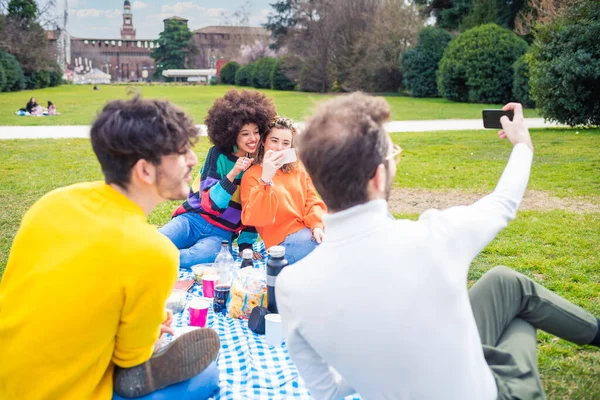 Dört Genç Öğrenci Dışarıda Parkta Piknik Yapıyor Mutlu Anları Kutluyor — Stok fotoğraf