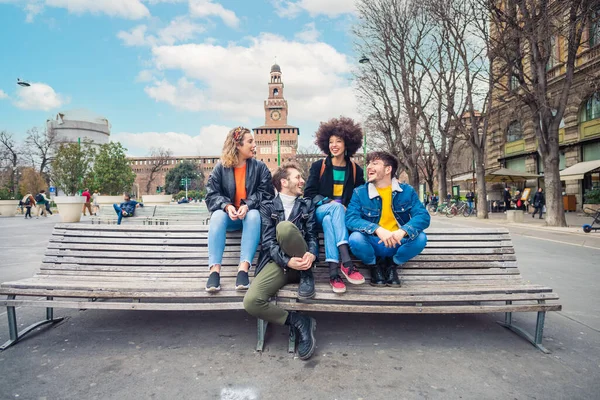 Groep Van Vier Multi Etnische Beste Vrienden Outdoor Zitbank Buiten — Stockfoto