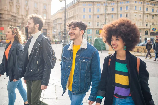 Grupo Cuatro Amigos Multiétnicos Sonriendo Felices Caminando Juntos Por Centro —  Fotos de Stock