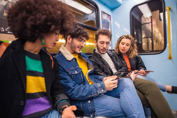 Sosyal Viral Eğilimlere Bağımlı Akıllı Telefon Kullanarak Metroda Seyahat Eden — Stok fotoğraf