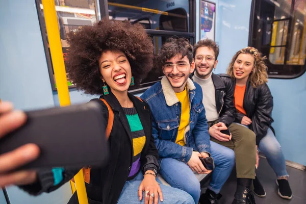 Groep Van Vier Multi Etnische Mensen Vrienden Reizen Metro Met — Stockfoto