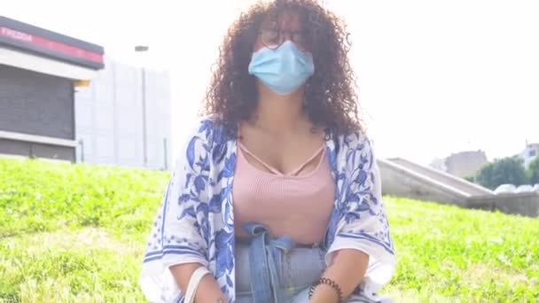 Portret Młodej Mieszanej Kobiety Rasy Outdoor Chroniącej Przed Wirusem Korony — Wideo stockowe