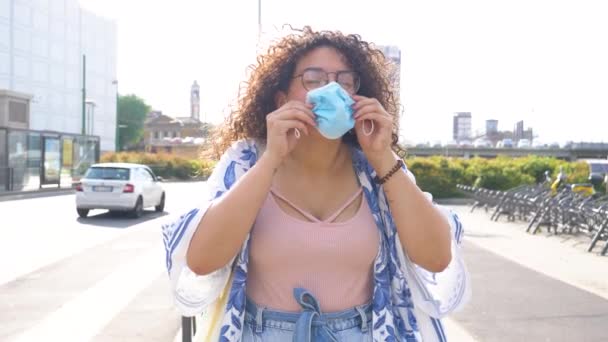 Mujer Joven Raza Mixta Aire Libre Que Pone Máscara Médica — Vídeos de Stock
