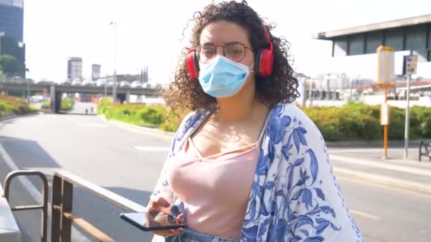 Jonge Multi Etnische Vrouw Outdoor Dragen Masker Luisteren Muziek Met — Stockvideo