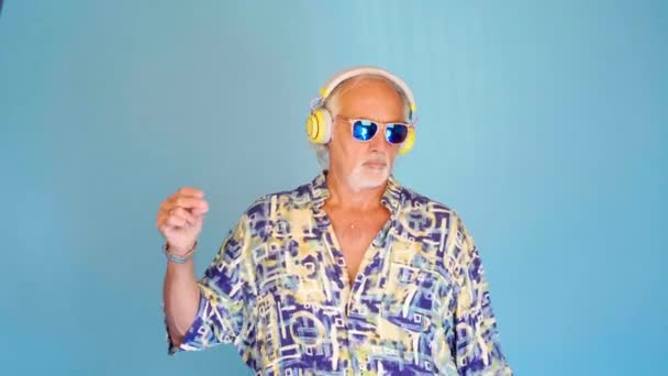 Dziadek Zabawny Kaukaski Taniec Szaleje Clubbing Słuchanie Muzyki Pomocą Słuchawek — Wideo stockowe