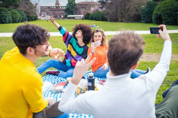Czterech Młodych Studentów Wielu Etnicznych Przyjaciół Świeżym Powietrzu Robi Piknik — Zdjęcie stockowe