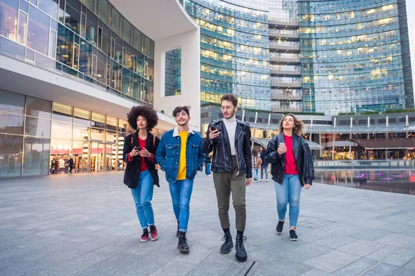 Vier Mensen Multi Etnische Jonge Vrienden Outdoor Wandelen Met Behulp — Stockfoto