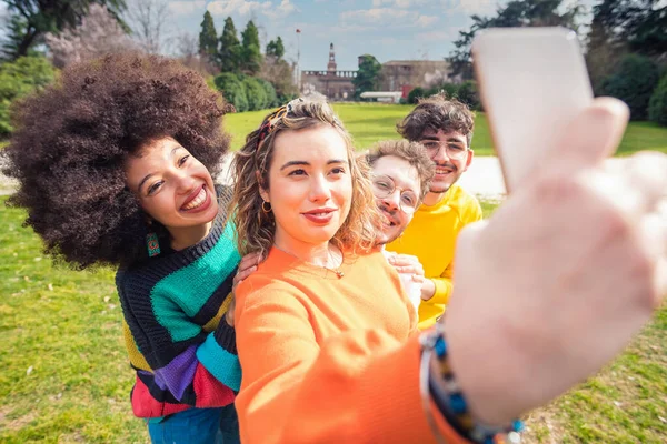 Grupo Amigos Multiétnicos Diversos Aire Libre Tomando Selfie Divertirse Haciendo — Foto de Stock