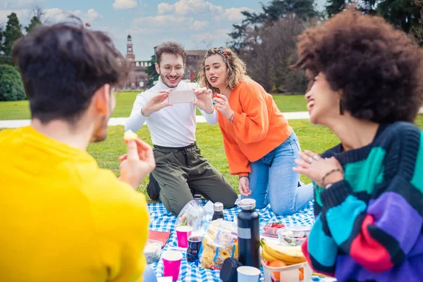 Vier Fröhliche Freunde Unterschiedlicher Multiethnischer Herkunft Haben Spaß Beim Picknick — Stockfoto